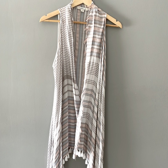 Francesca’s Sleeveless Kimono - Picture 2 of 4